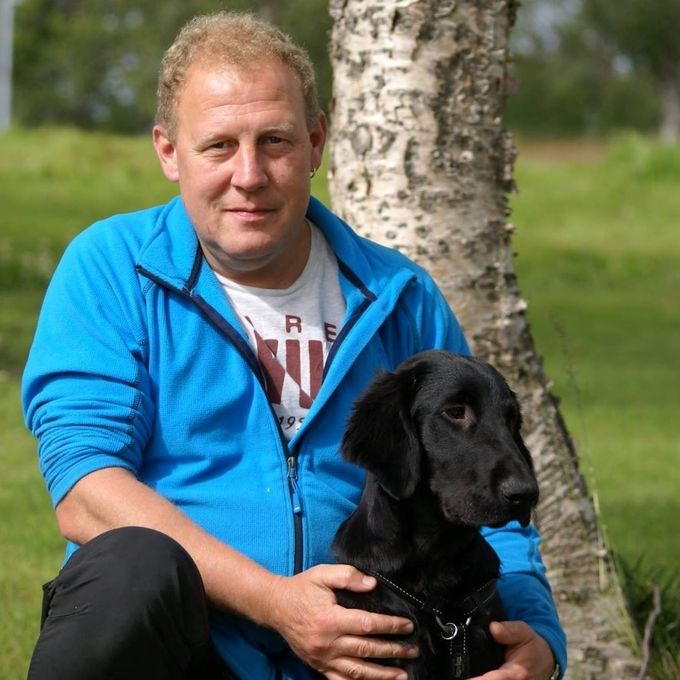 Oktober 2015.
Knut Tore fullførte sin et årige klikkertrenerutdannelsen i regi av Canis Hundeskole. Der gjennomførte han og bestod elementer som grunnferdigheter, trenerferdigheter og skriftlig eksamen.
Han har allerede fått prøvd sin nye kunnskap i praksis, da han har holdt introduksjonkurs i klikkertrening i regi av Harstad Hundeklubb.  Tenker dette er bare en start:-)