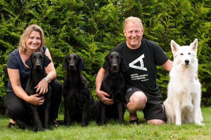 Barbara Ljovshin og Knut Tore Abrahamsen er bak Kennel North Pride. Vi bor i Romedal i Stange kommune og har felles interesse og glede i hund.

Barbara har hatt gleden av 4 Border Collier som ble brukt i jobben med sau, før vi sammen kjøpte en Hvit Gjeterhund i 2009 og deretter en Flat Coated Retriever i 2011. Pr i dag har vi 4 flatter; Nixi, Tess, Suki og Inca. Det er en aktiv og glad gjeng, og vi har aldri kjedelige dager.

Det som tiltalte oss med begge rasene, var bruksområdene og egenskapene.  Vi er aktive turgåere, og tilbringer mange timer i det norske naturen.  Samtidig trives vi med å trene lydighet, agility, Rallylydighet, blodspor, jakt og engasjerer oss i utstillingssporten.  

Knut Tore tok trenerutdanningen gjennom Canis Hundeskole i 2015 og klikkertrener trinn 2 ble gjennomført i 2018.  Barbara er rallylydighetsdommer.

